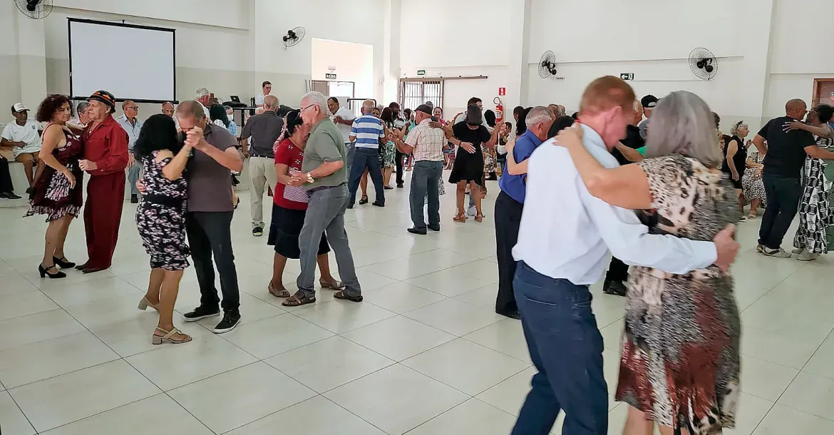 Projeto Bailando Anos 60 promove tarde musical gratuita para idosos em Londrina